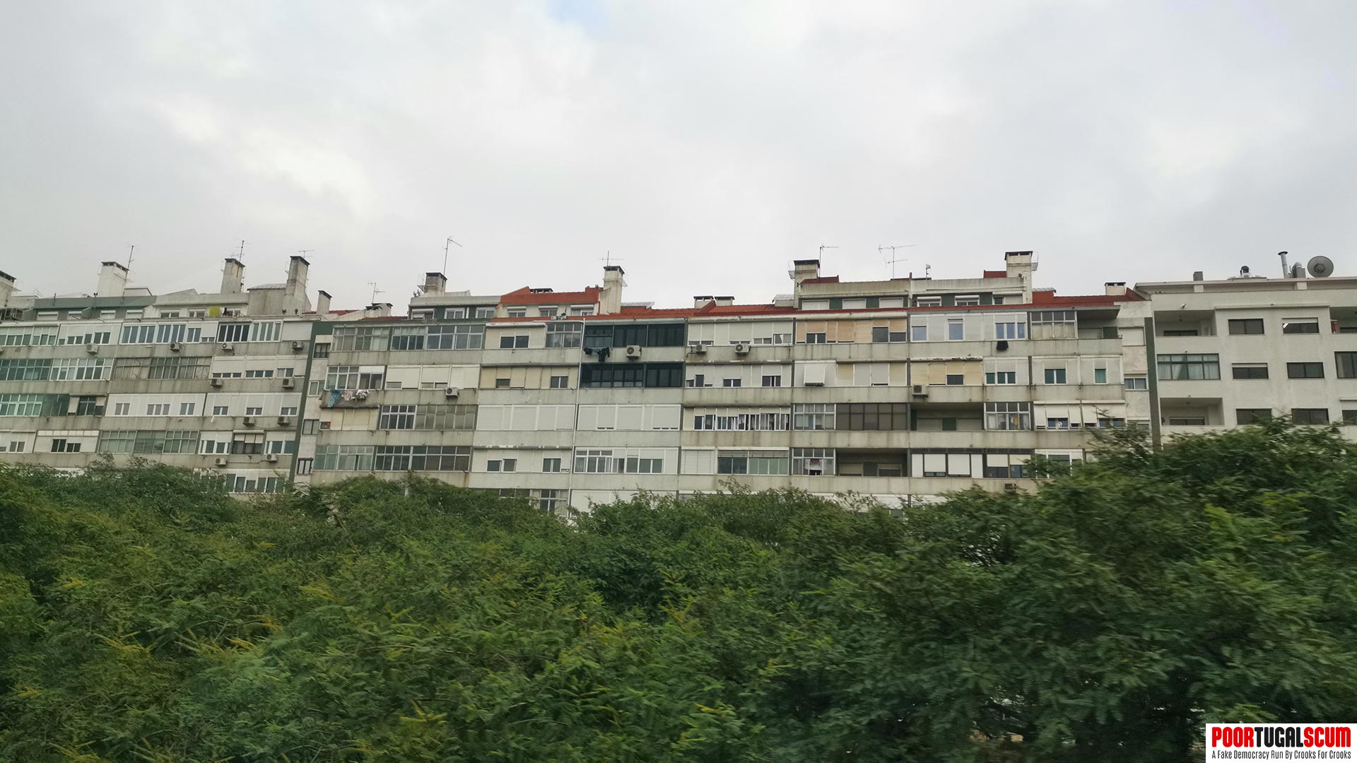 Several buildings side by side in the Portuguese suburbs