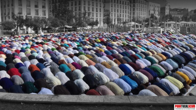 Muslims praying at Martim Moniz in Lisbon